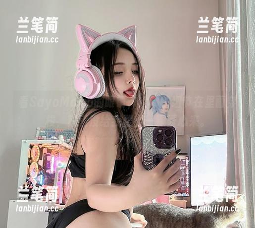 看SayoMomo的眼镜，定制的细节在里面穿梭，就差没给我整出一颗爱心来。