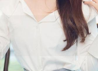 UGirls尤果网 – 空姐图集中的温鈊怡，神情和姿态合二为一，让人情不自禁想去坐她那飞来的飞机。
