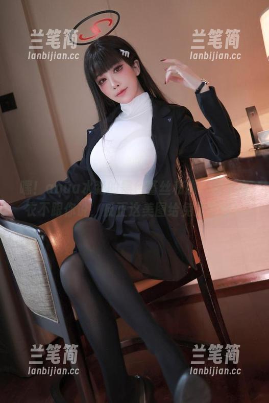 嘿！aqua水淼的黑色蕾丝和服，那个内衣不跟你说，反正这美图给免费就好！