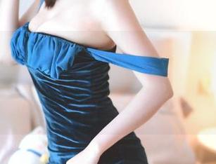 看！w黑米粥w在cos兔女郎！不同的姿势里藏着谁的心事？图片里细节好到让我困惑。