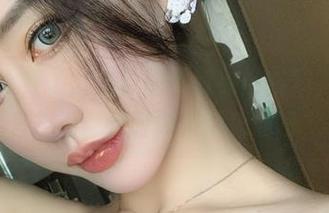 微密圈 – 穿了裤里丝的不爱笑的赛琳，原图我只想说：啥时候来个秀场呀？
