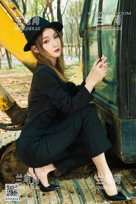 丽柜-美美 丽柜 - 不简单的美美JK资源,心里想的和她实际穿的不太一样?