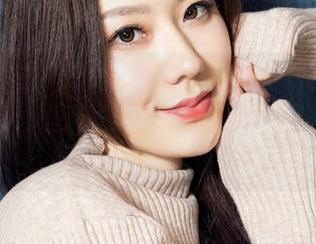 克拉女神 – 薇薇的白丝作品，有一种放松的气息，但无圣光环绕下，似乎又多了点挑逗的层次感。