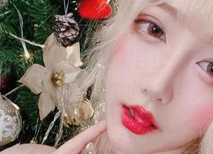 啾小妍在图片中挑战金发芭比，换发色后的她是不是像个小精灵？