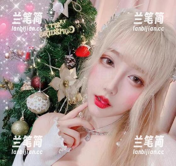 啾小妍在图片中挑战金发芭比，换发色后的她是不是像个小精灵？