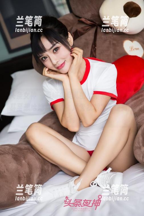 头条女神 - 看娜依灵儿的比基尼写真，我甚至想给她点个赞，尽管我根本不懂如何点。