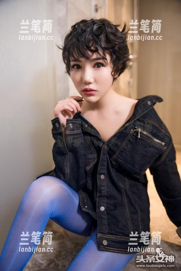 头条女神 - 小热巴的短裙，美照如她，轻盈得像要飞起来。