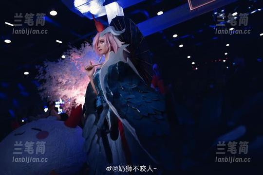奶狮不咬人 私房奶狮不咬人出没,引发泳池玩水狂欢,原图来袭!