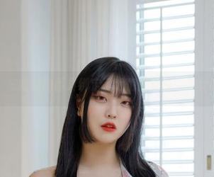 私拍瞬间，宋哈娜的面具绑定了我们的视线，兔女郎的气息！