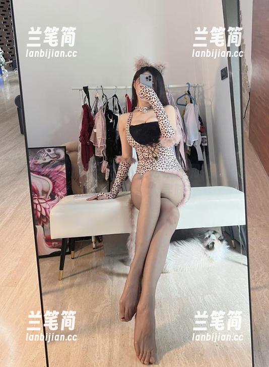 小玉吃果冻 微密圈 - 原图里的小玉吃果冻和她那件红色睡衣,耐人寻味