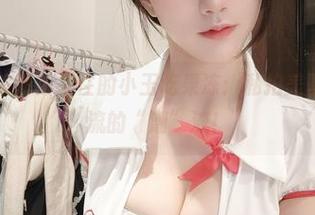 微密圈 – 被海浪捉住的小玉吃果冻：私拍美图，我是潮流的“潮”流！