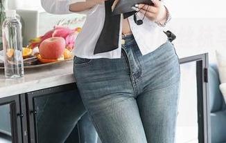 尤蜜荟 – 看了思淇Sukiii的丝袜写真，感觉自己也想变成壁纸上的那种感觉，哈哈哈。
