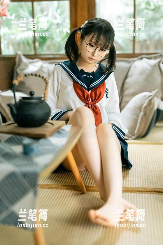 套图中，幼水铃衣花嫁多了几分忧郁，少了点喜庆。