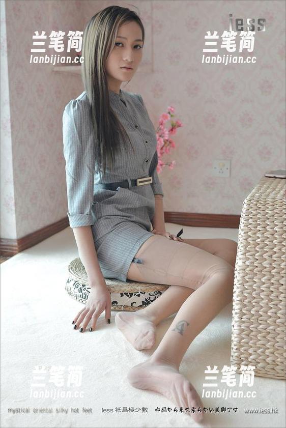 异思趣向-七七 异思趣向 - 七七和佳爷的全套写真,只有在细细品味中才能体会那种无形的情感交锋。