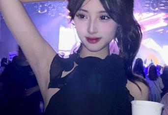图包来了：怡子yiii在白色的海洋里游泳？