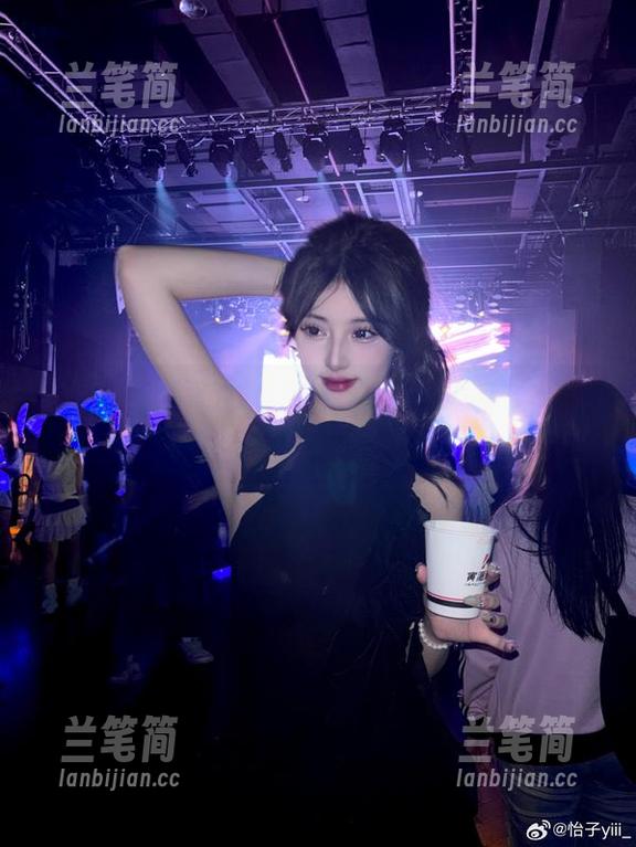图包来了：怡子yiii在白色的海洋里游泳？