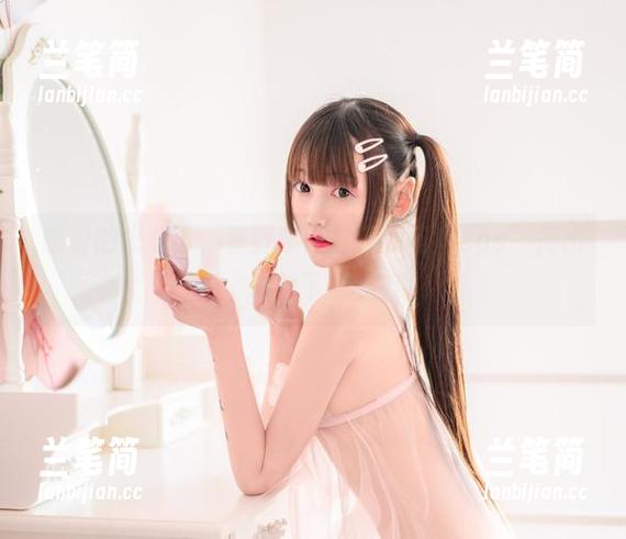 眼镜的光辉下，星野咪兔教你如何“cos”得出彩，快快下载保存！