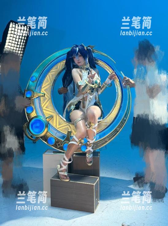 不可思议的白丝：是你的阿薰呀写真，引发了我对丝袜的深刻反思。