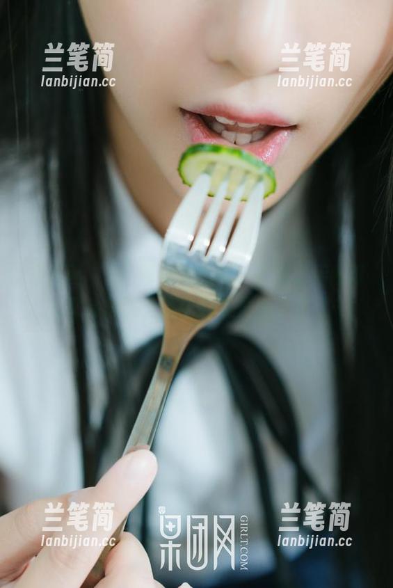 果团网 - 龚玥菲泳装原图，下载之后我可能又会想这些姿势到底是练了多久…