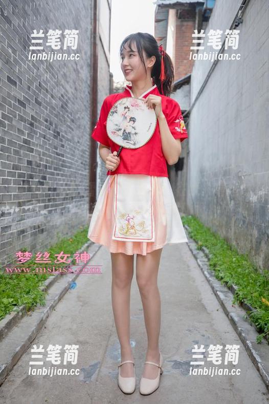 梦丝女神 - 雪馨护士写真：在线来看这位‘疗愈’美眉的不同侧面