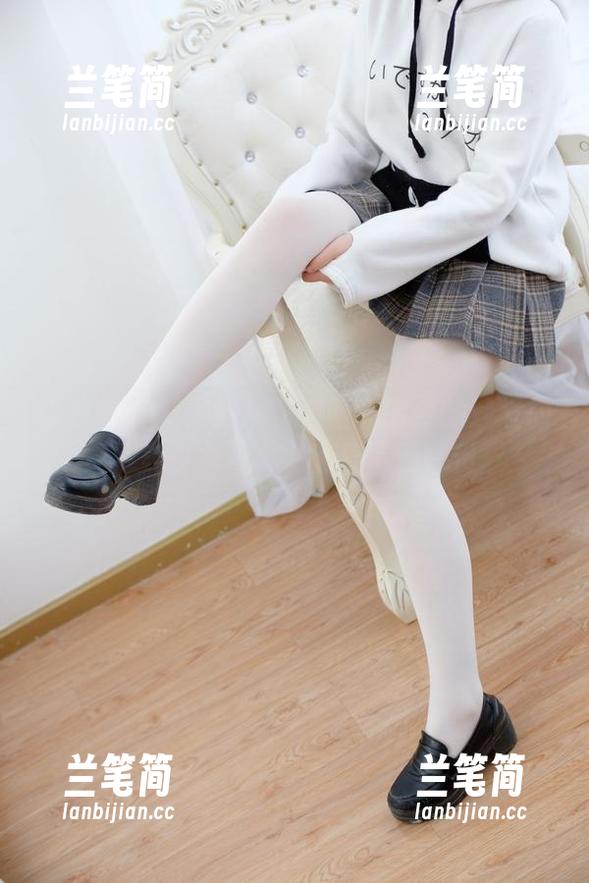 森萝财团 - 懒得动？来看看吸吸的沙发旗袍美少女写真，顺便下载一份