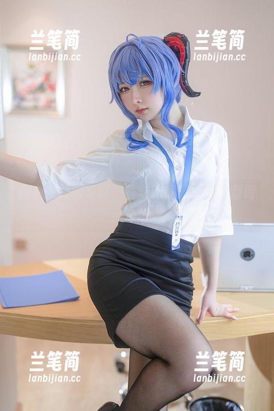 樱梨梨校服写真，最新作品集等你来翻阅小心脏哦