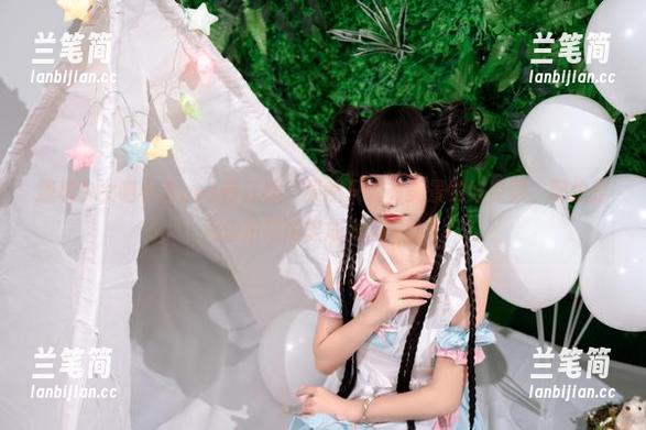 爆机少女喵小吉cos临江仙，果然只要有美景跟好姿势，哪怕是河边拍照也能成为画中仙！