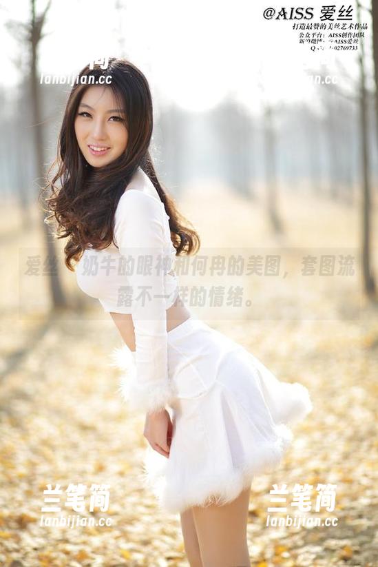 爱丝-何冉 爱丝 - 奶牛的眼神和何冉的美图,套图流露不一样的情绪。