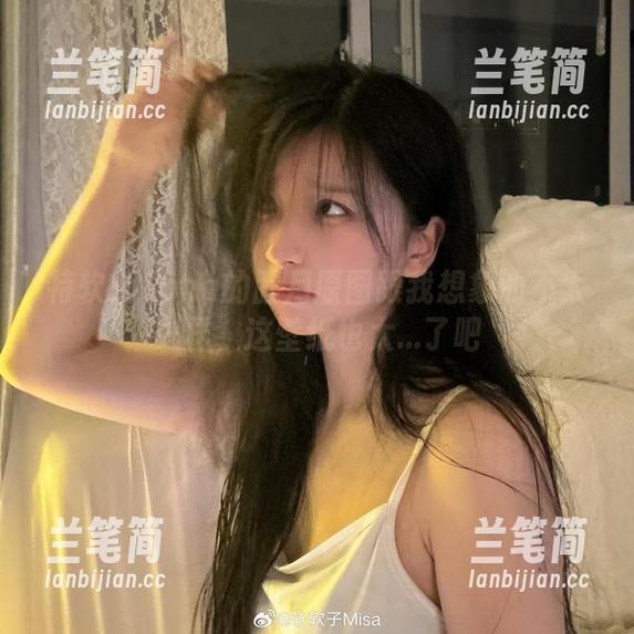 特软儿Sona的腥月原图跟我想象的不太一样，这壁纸也太...了吧