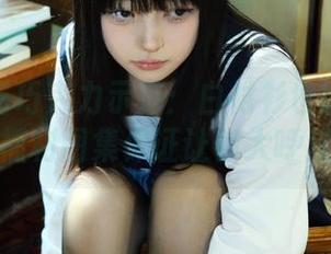 白莉爱吃巧克力示范：白衬衫也能穿出个性，福利图集保证让你大呼过瘾！