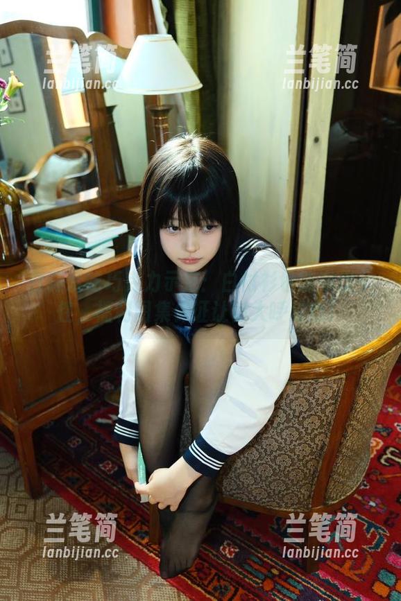 白莉爱吃巧克力示范：白衬衫也能穿出个性，福利图集保证让你大呼过瘾！