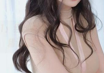 白银81：红丝绒旗袍里的“过于”诱惑，精选写真集就靠这一点了