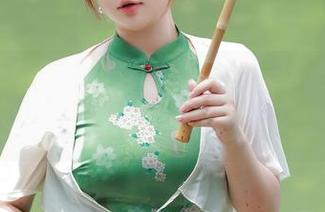 秀人网 – 一组优酱的比基尼写真原图，真有种让人想海边度假的冲动！