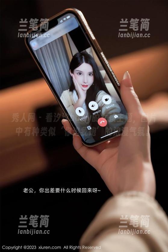秀人网 - 看汐汐baby的女孩主题，图片中有种类似‘你追我跑’的浪漫气氛。