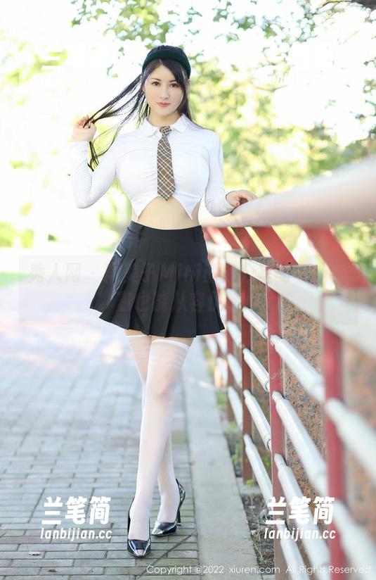 秀人网 - 糯美子Mini的办公室写真：坐着也能从容优雅！