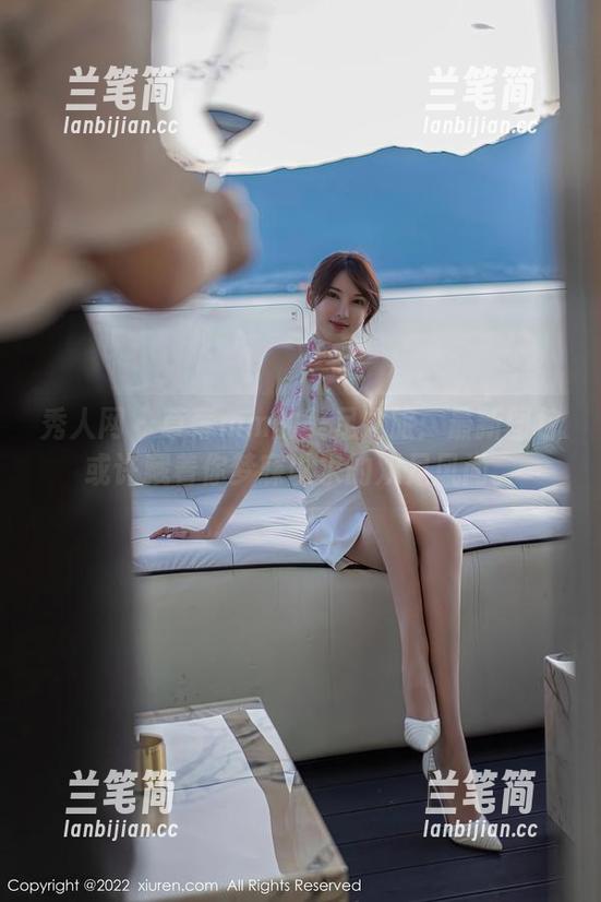 秀人网 - 草莓mm的美足之旅：最新图包或许藏着你梦寐以求的双足风尚。