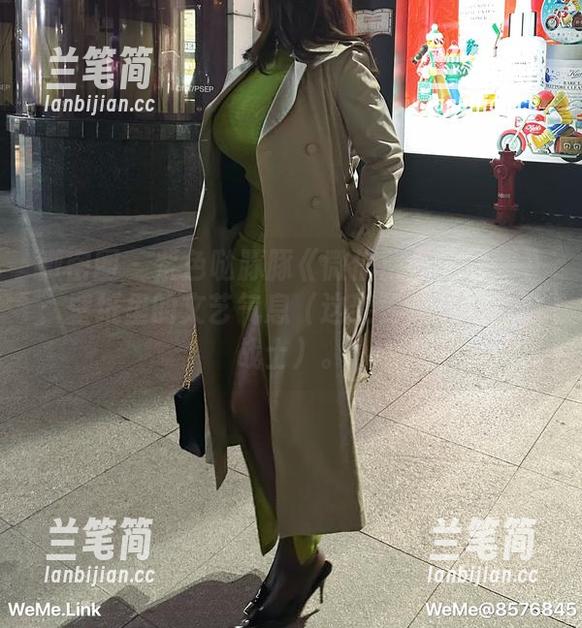 微密圈 - 紫色哒豚豚《微信朋友圈系列》：壁纸里的文艺气息（这架势像个凯旋的战士）。