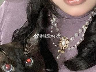 当然，纯爱neko的套装写真集必然有些特别，身材这事嘛…
