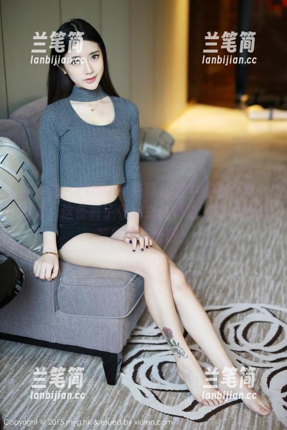 美媛馆 - Flower朱可儿的牛仔裤合集：哎呦，这条裤子看起来真不错，有种若隐若现的美感哦！