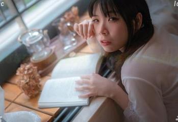 看自闭颜球球在黑旗袍里显身手，整个全套作品有点儿小惊艳！