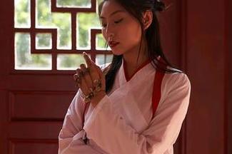 蜜桃社 – 看！初月在豹纹写真合集里耍花招，谁说丛林风不可爱？