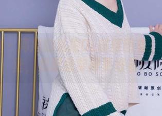 袜啵啵 – 周周的私拍OL制服图集：为了汉堡，我愿意穿得更好看！