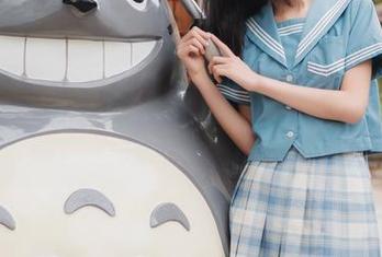 私拍里的水手服，西瓜少女的身影掠过，阴影里藏的又是什么呢？