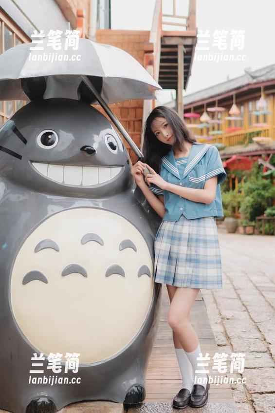私拍里的水手服，西瓜少女的身影掠过，阴影里藏的又是什么呢？