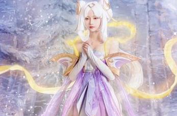 看到露儿大魔王的红裙在无圣光里展示，那一刻，我决定偷偷给这美图加个点赞。