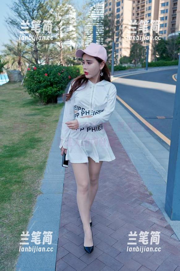 魔镜街拍：不只是羽毛球，更多的是那一双迷人的肉丝腿。