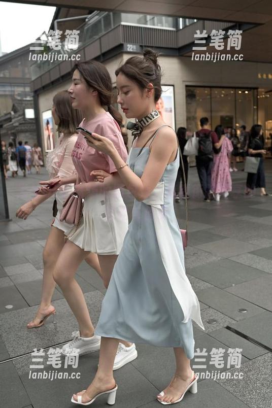 黑丝OL在商场的图包秀，魔镜街拍分享的轻松与俏皮