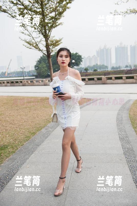 魔镜街拍私房角落，制服包臀裙小心思