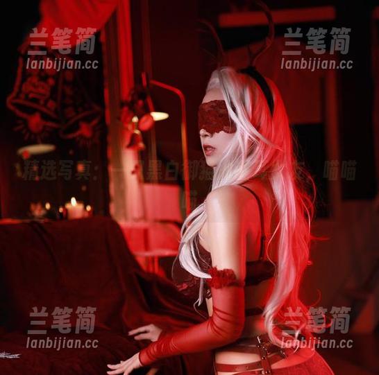 精选写真：一只黑白御猫的猫耳女友，喵喵喵